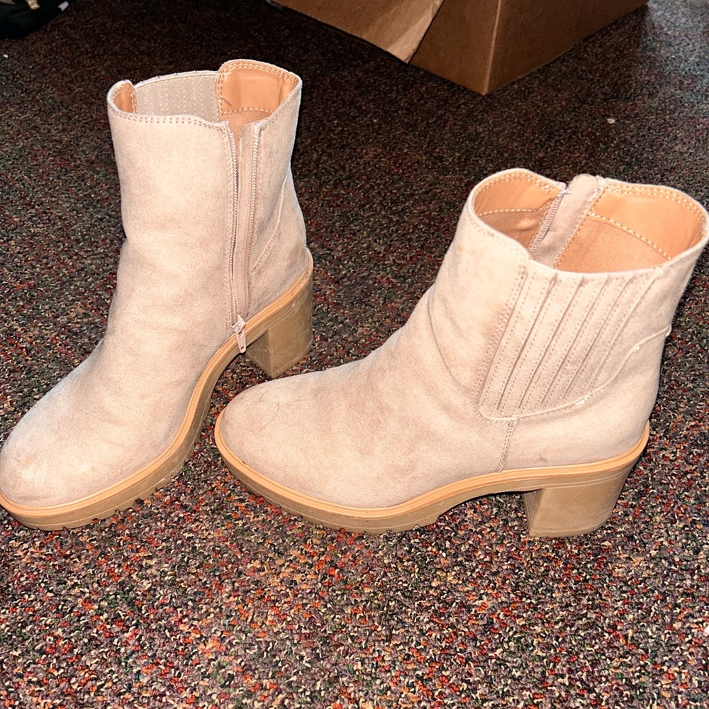 Women’s boots, size 10! Only worn once!